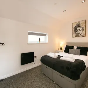 Apartment Stylish With Private Garden! Near City Centre - Contractors, Relocators, Tourists